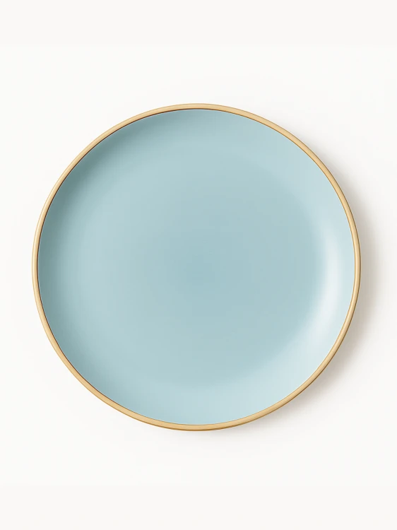 Widok z góry na okrągły ceramiczny talerz o gładkim, matowym wykończeniu w jasnoniebieskim kolorze z wyraźnym złotym rantem.