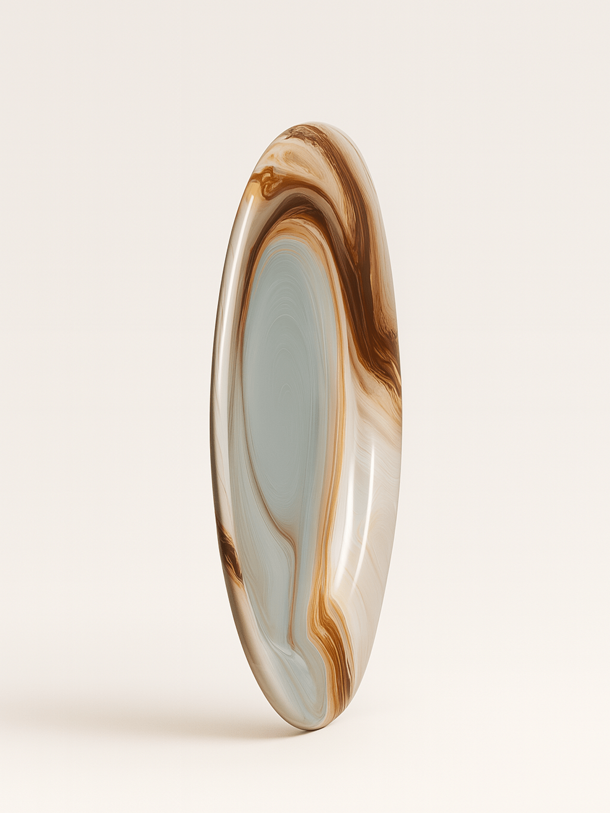 Okrągły ceramiczny talerz pokryty błyszczącym, marmurkowym szkliwem z zakręconymi wzorami w odcieniach brązu, ochry, bieli i jasnej szarości. Talerz jest zaprezentowany w pozycji pionowej pod lekkim kątem na jednolitym białym tle.
